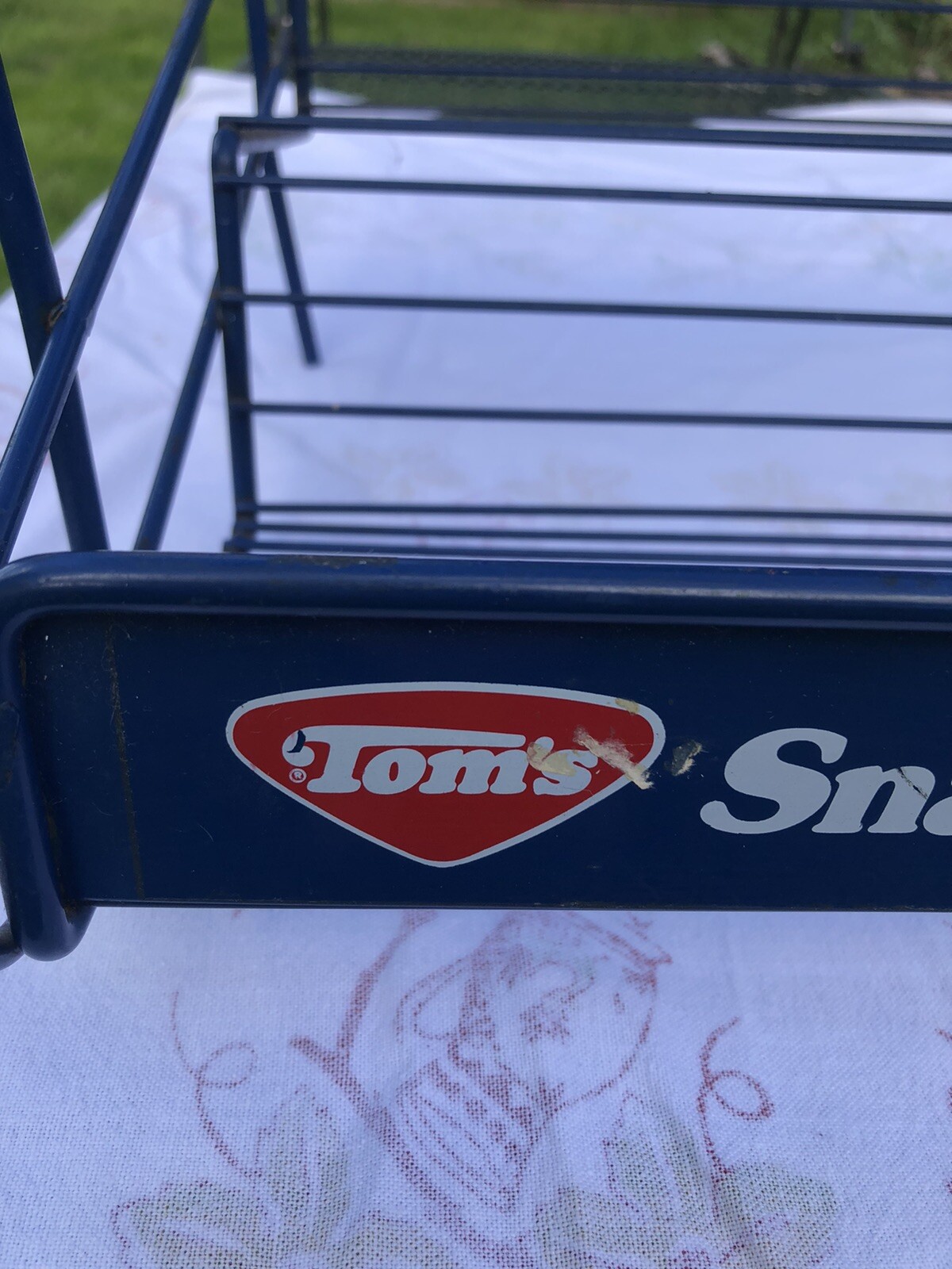 VINTAGE ORIGINAL WIRE “TOM’S” ,,SNACKS FOR EVERY TEST” DISPLAY RACK 17” X 13”