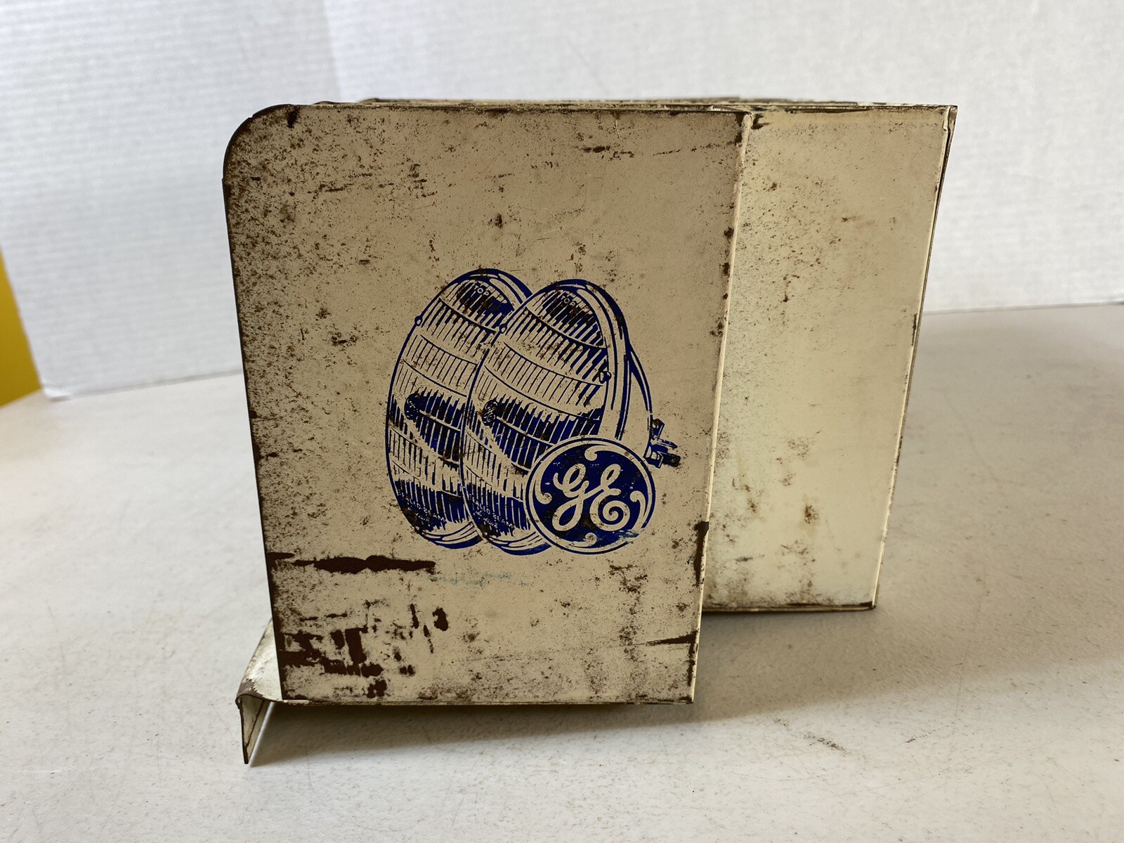 GE vintage General Electric Automobile Lamps Divided Shelf Metal display 5D9
