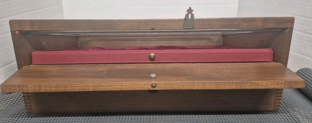 Vintage Gerber Knives Glass Faced Wooden Counter Knife Display – See Pics 4 Dims