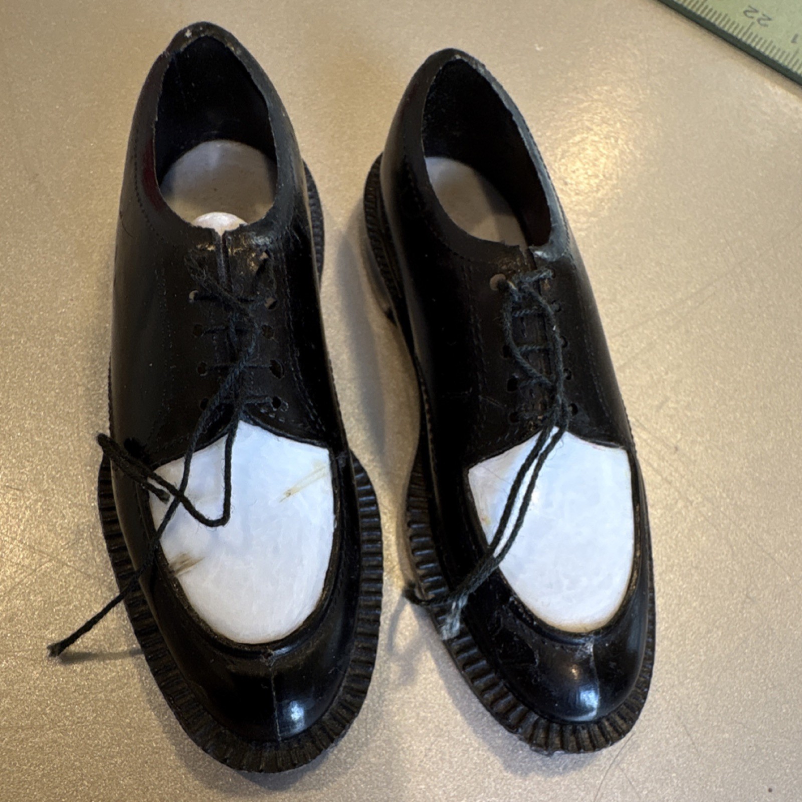 Shoes Salesman Black and White Plastic Set of 2 Made in Hong Kong Two Mold Unit