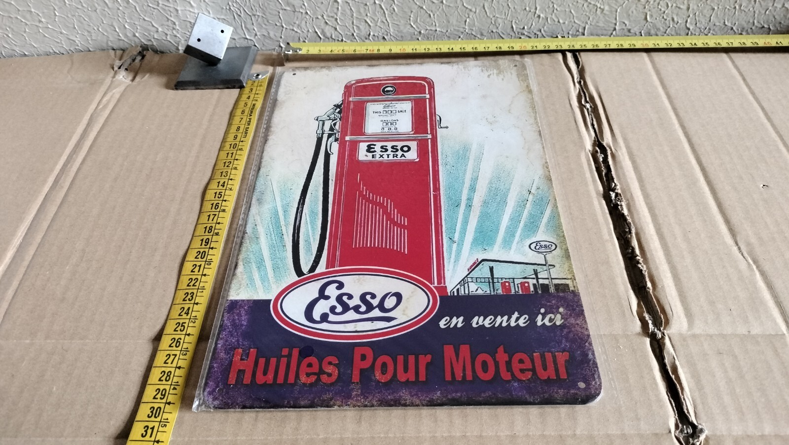 It Huiles Pour Moteur Metal Collectible Advertising Sign Table