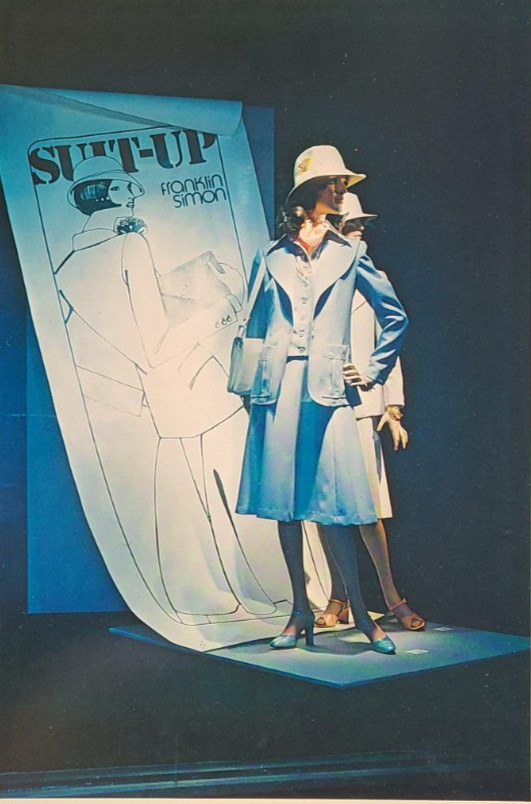 1976 FRANKLIN SIMON, NEW YORK WINDOW DISPLAY PHOTO PRINT SUIT-UP