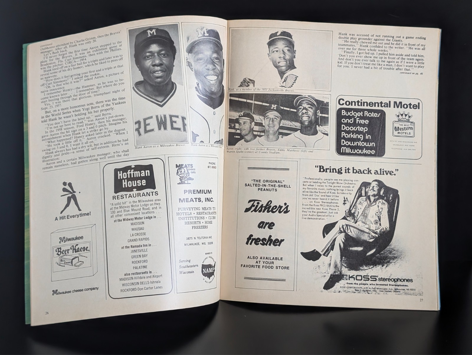 1975 VINTAGE MILWAUKEE BREWERS OFFICIAL SCOREBOOK MAGAZINE HANK is HOME (fl)