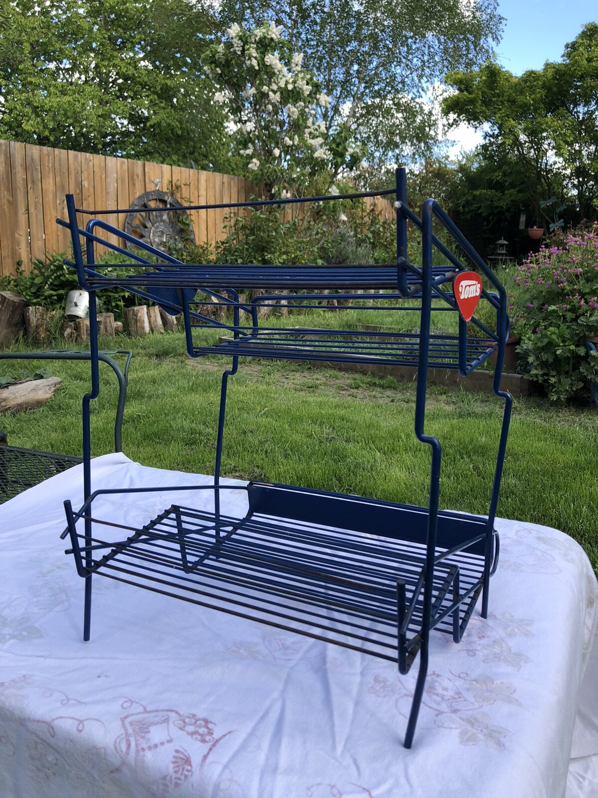 VINTAGE ORIGINAL WIRE “TOM’S” ,,SNACKS FOR EVERY TEST” DISPLAY RACK 17” X 13”