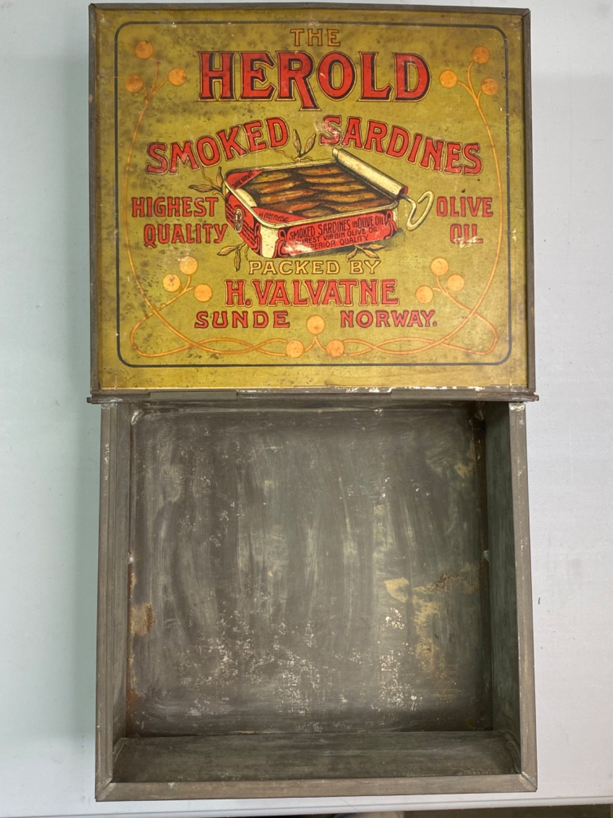 Vintage C. 1900 Harold Smoked Sardine Valvathe Norway Tin Case Display Graphics