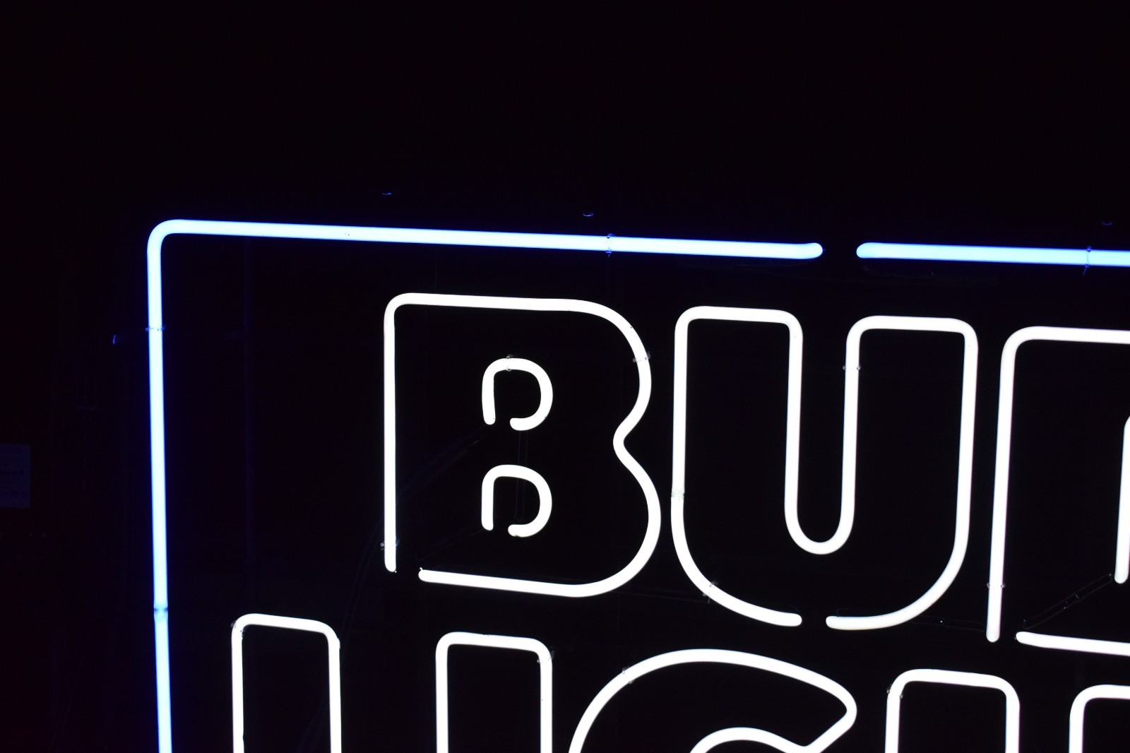 BUD LIGHT NEON SIGN 3 IN 1 WIRE FRAME HUGE 4 FEET WIDE 26″ TALL USA 2016 LED