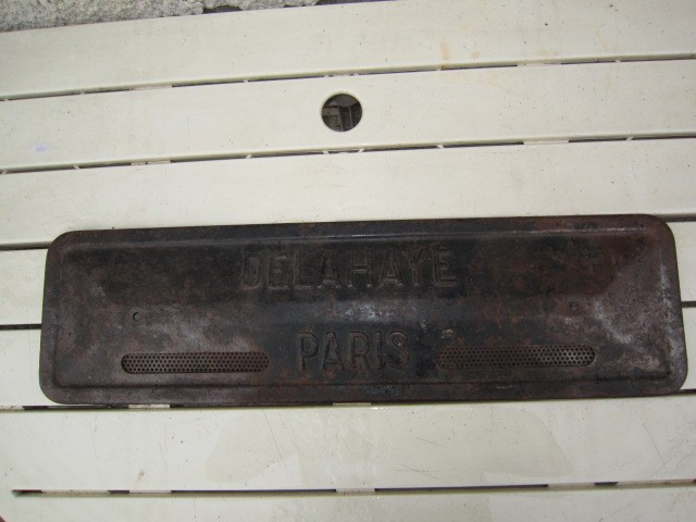 DELAHAY PARIS CAR ACRONYM, PAINTED METAL ENGINE PLATE 1895/1954