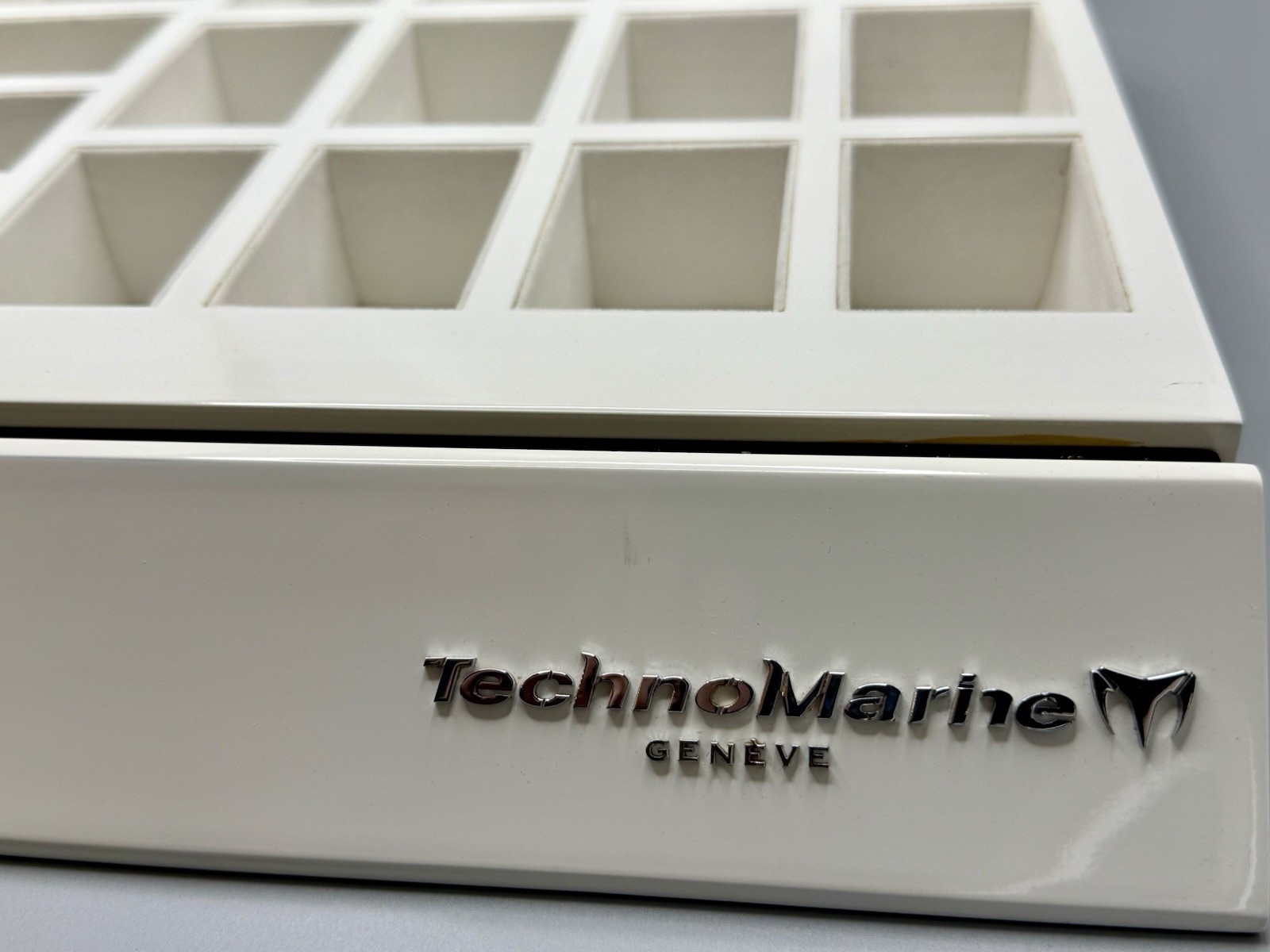 ⭕️ TECHNOMARINE GENEVE 16 WATCH DISPLAY TRAY HOLDER SHOWCASE STORE COUNTER 14×14