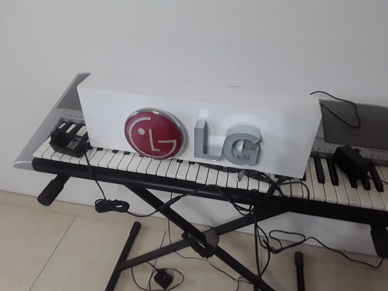 LG TWO-SIDED BRIGHT LG BENCH SIGN WORKING CM. 50X16 CIRCA