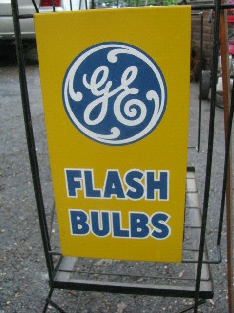  VINTAGE GE FLASH BULBS LARGE ADVERTISING TIN SIGN STORE DISPLAY 37″x19″x14″