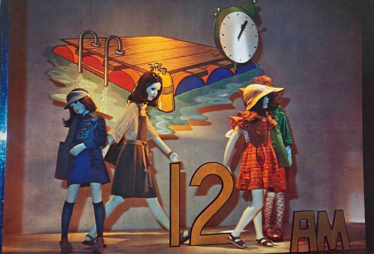 1975, BLOOMINGDALES, NY WINDOW DISPLAY PHOTO PRINT SUMMER’S DAY CHILDREN AT NOON