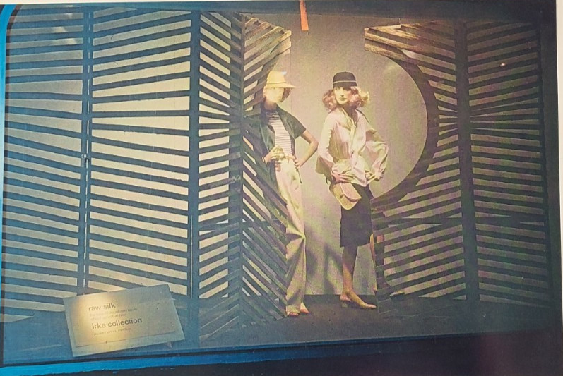 1976 GIMBELS, NEW YORK WINDOW DISPLAY PHOTO PRINT RAW SILK IRKA COLLECTION