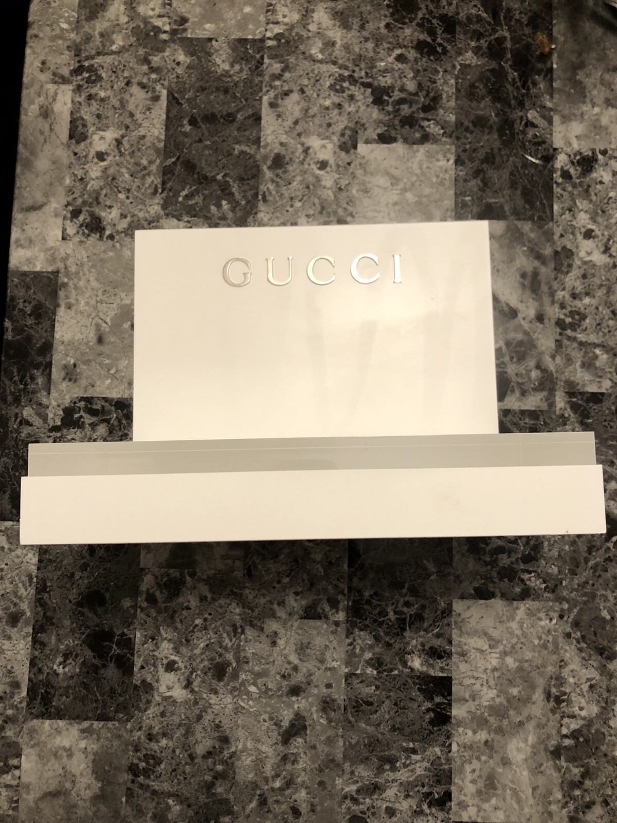 GUCCI Display OFFICIAL DEALER LOGO PLAQUE IN WHITE PLEXIGLASS Silver Gucci