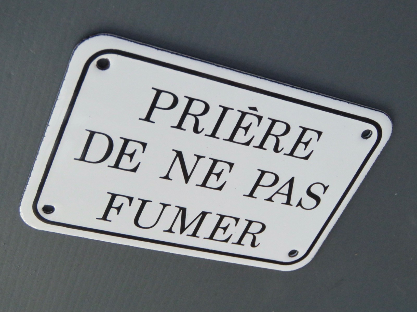VINTAGE ENAMEL PLAQUE NEW CONDITION “PRAYER NOT TO SMOKE”