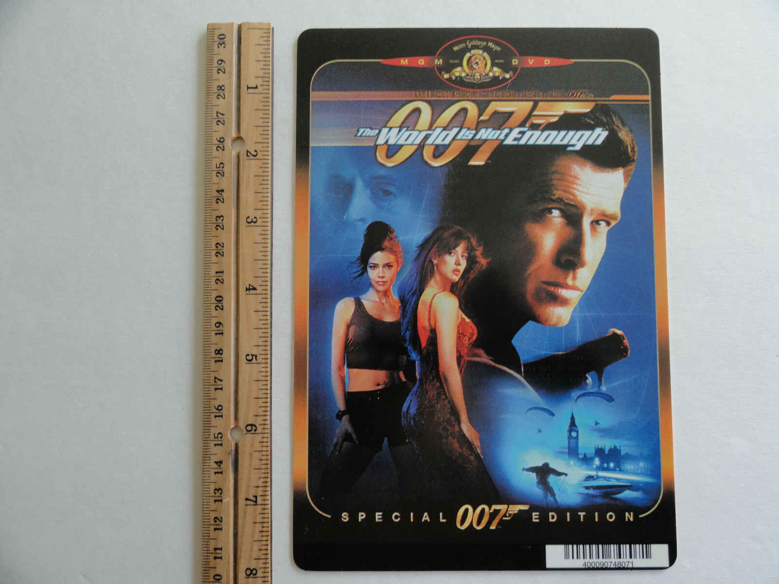 THE WORLD IS NOT ENOUGH PIERCE BROSNAN BLOCKBUSTER BACKER CARD 5″X8″ NO MOVIE