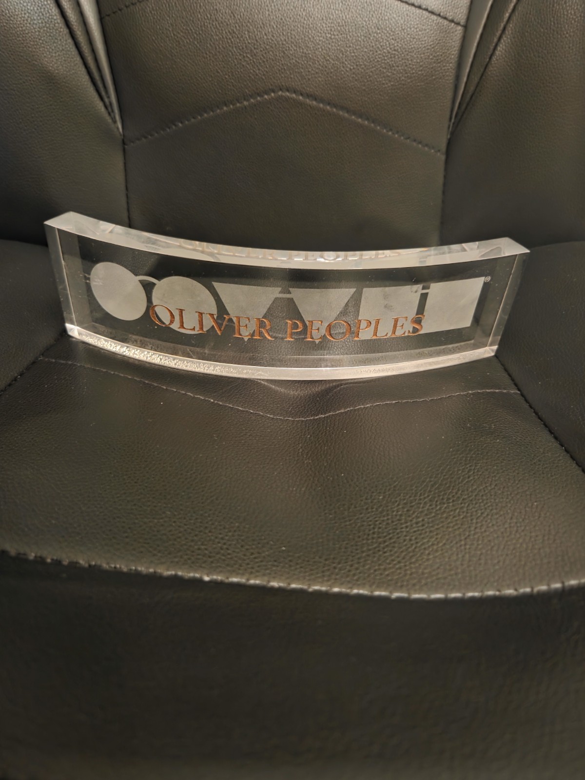 NEW OLIVER PEOPLES SUNGLASSES & EYEGLASSES LOGO DISPLAY, PLAGUE SIGN. PLEXIGLASS