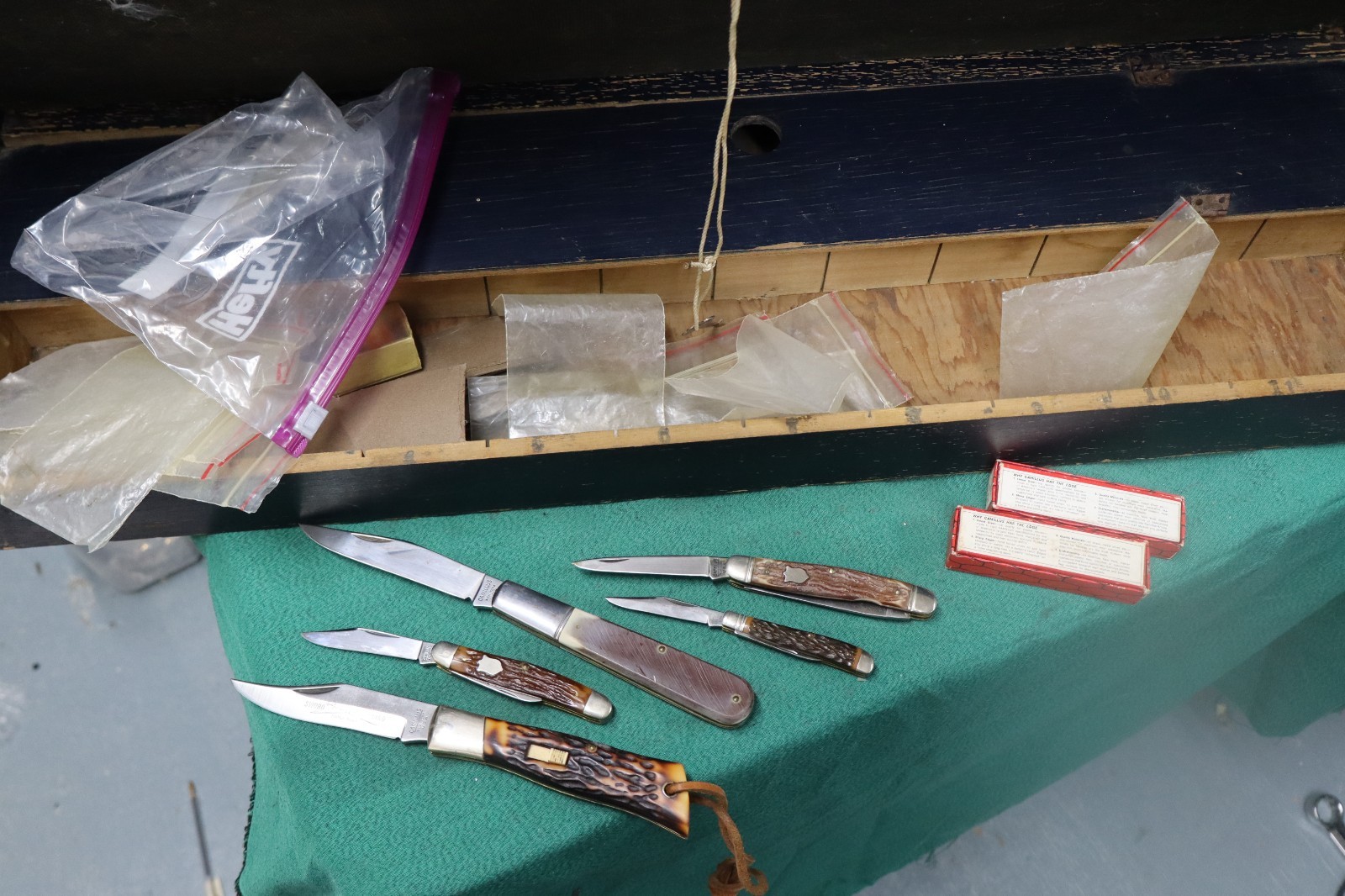 Vintage WOOD REMINGTON DUPONT Retail Knife Display Case! WITH KNIFES 1960S?