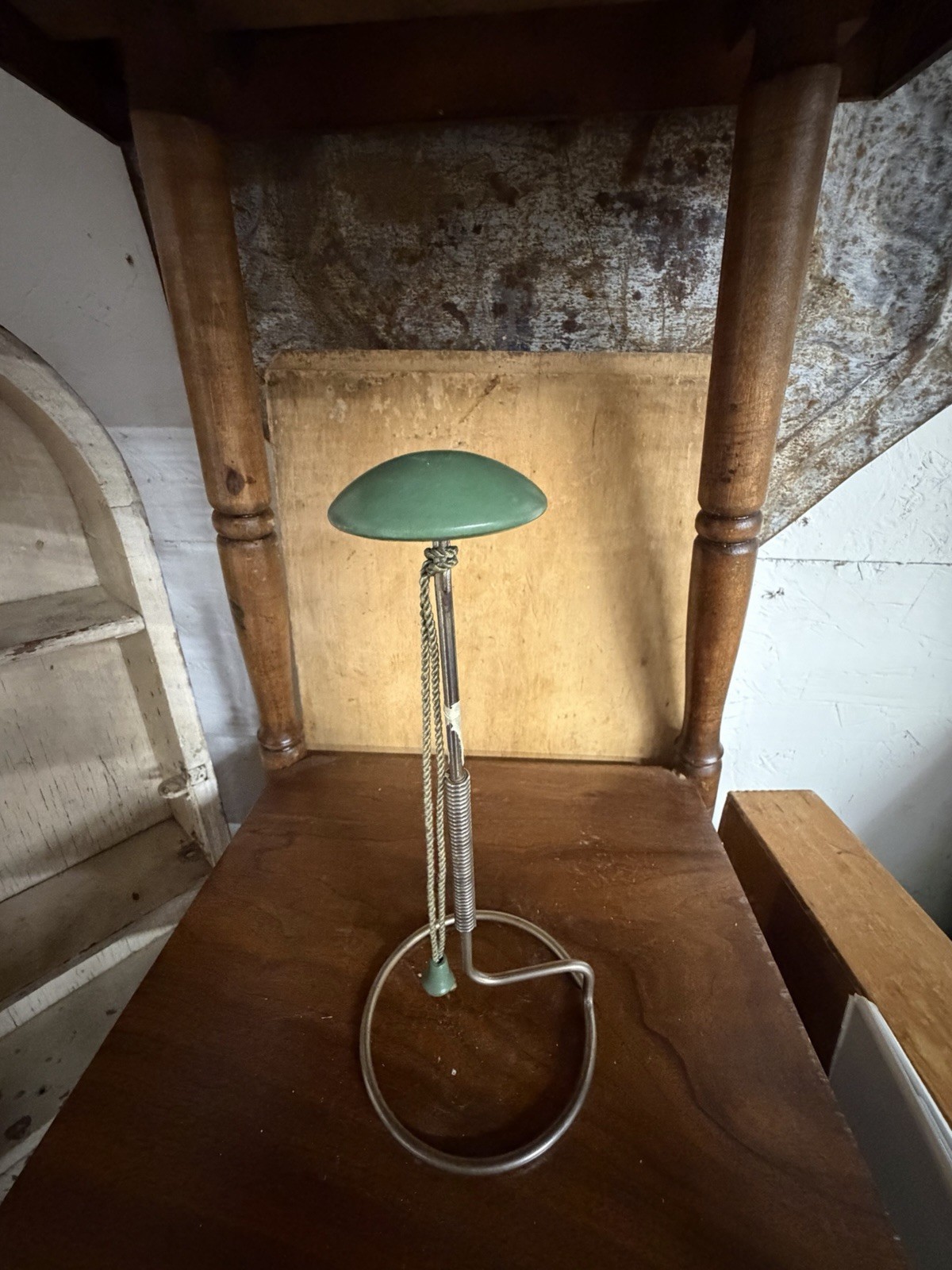 Vtg Mid Century Spring-Loaded Hat/Wig Millinary Store Display Stand.