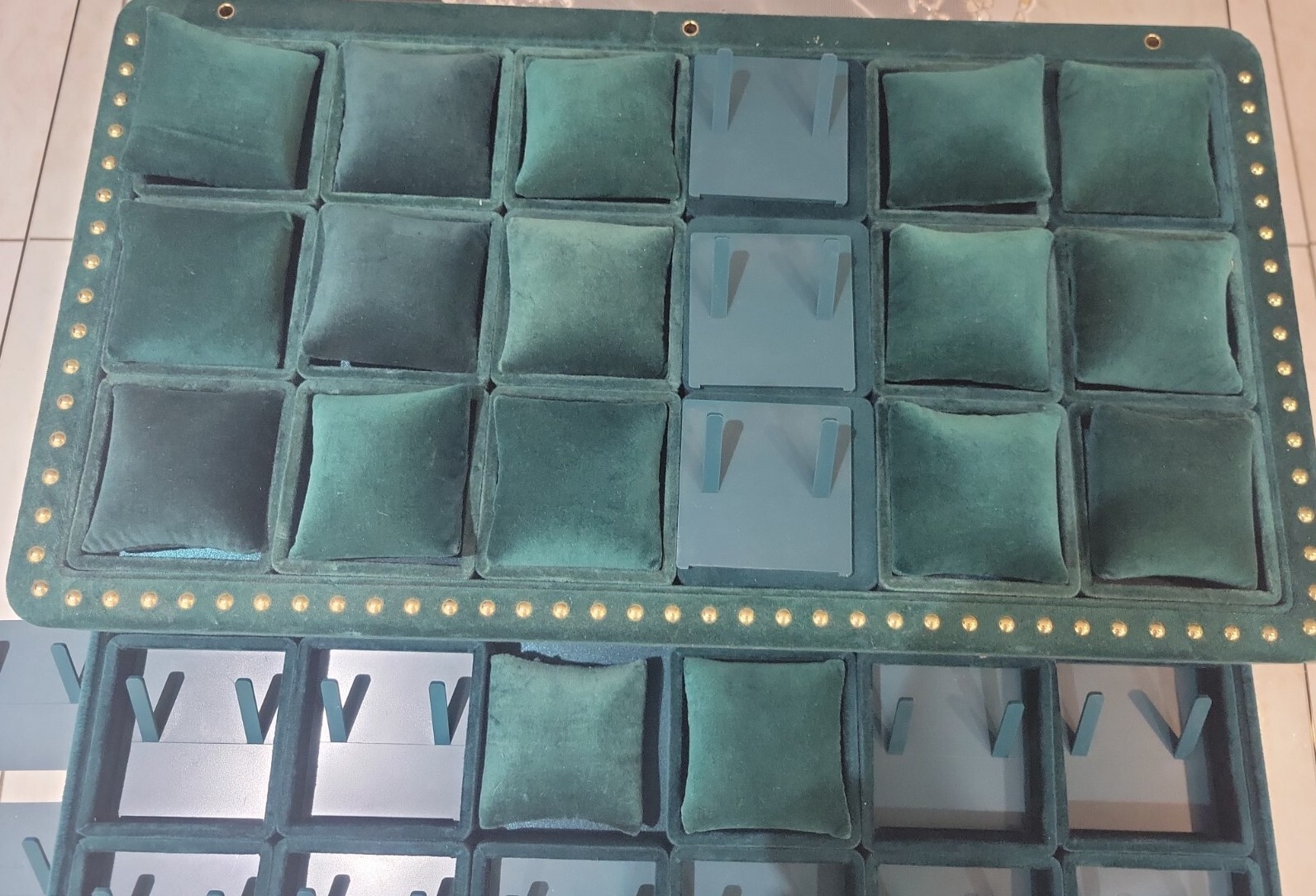 GUCCI – RARE GREEN SUEDE DISPLAY CASE W/2 BEE LOGO FOR JEWELRY/WATCHES AUTHENTIC