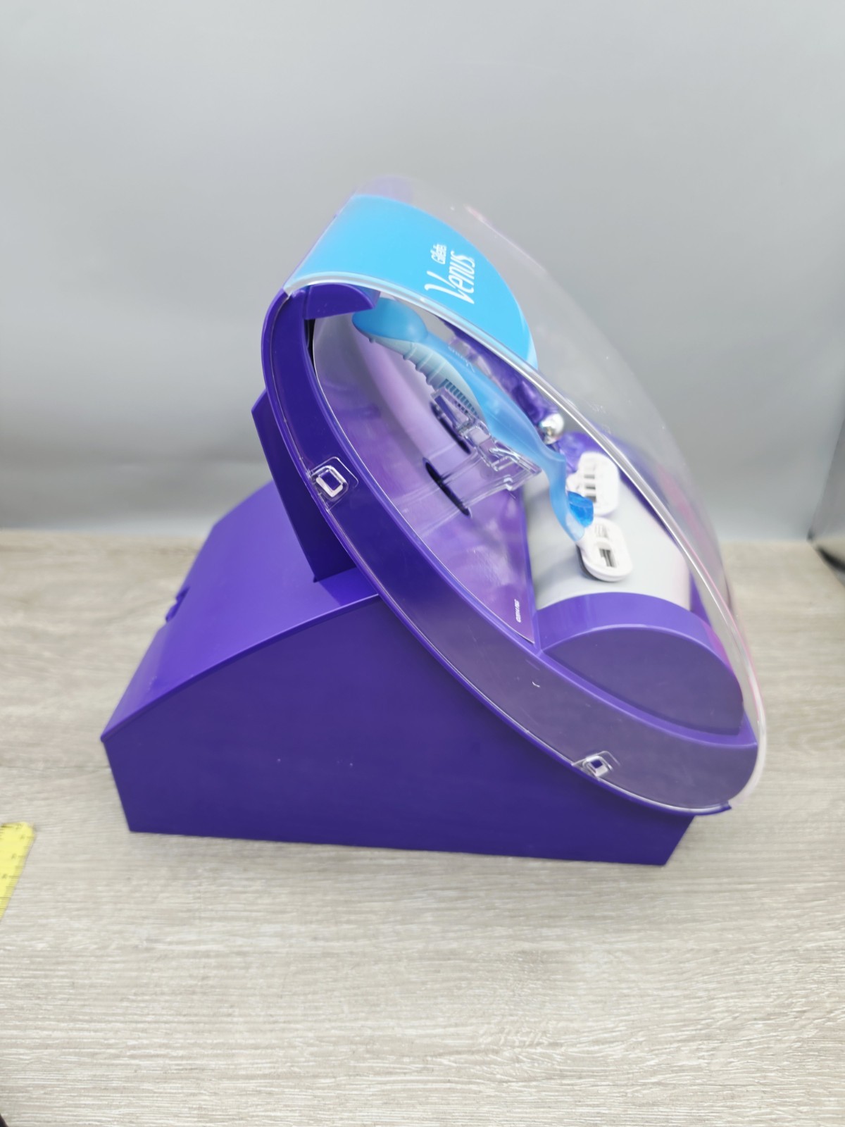 Gillette Venus Swirl retail display showcasing razors “Flexiball” Motion Sensor