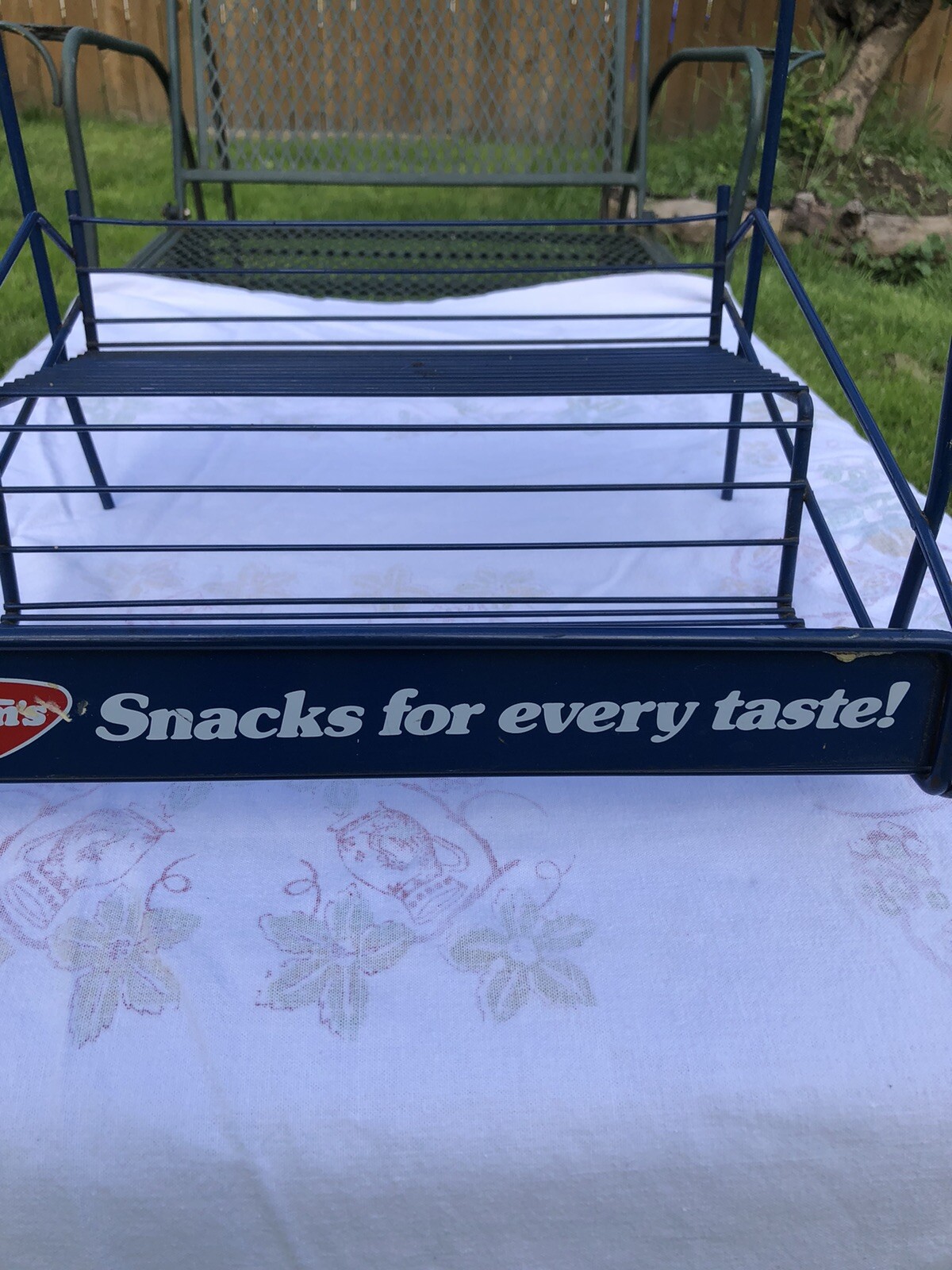 VINTAGE ORIGINAL WIRE “TOM’S” ,,SNACKS FOR EVERY TEST” DISPLAY RACK 17” X 13”