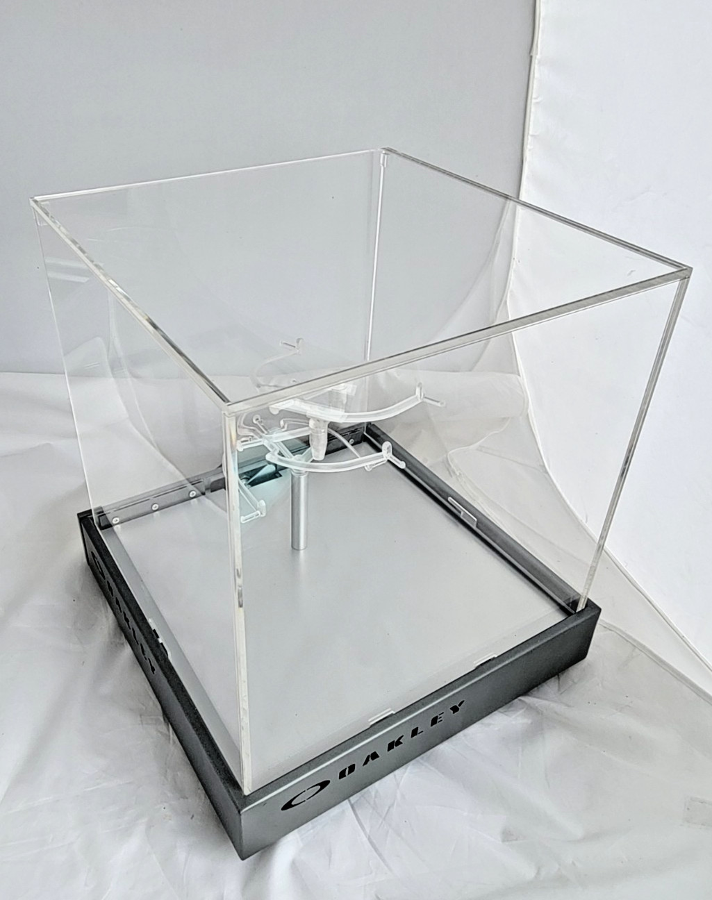 OAKLEY SUNGLASS DISPLAY CASE 4.0 VERSION – Cube – used – Complete with Keys