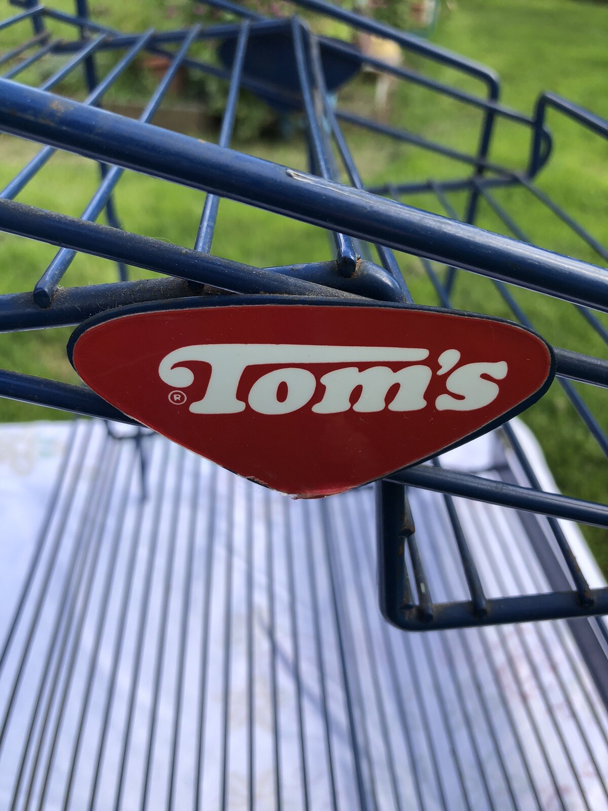 VINTAGE ORIGINAL WIRE “TOM’S” ,,SNACKS FOR EVERY TEST” DISPLAY RACK 17” X 13”