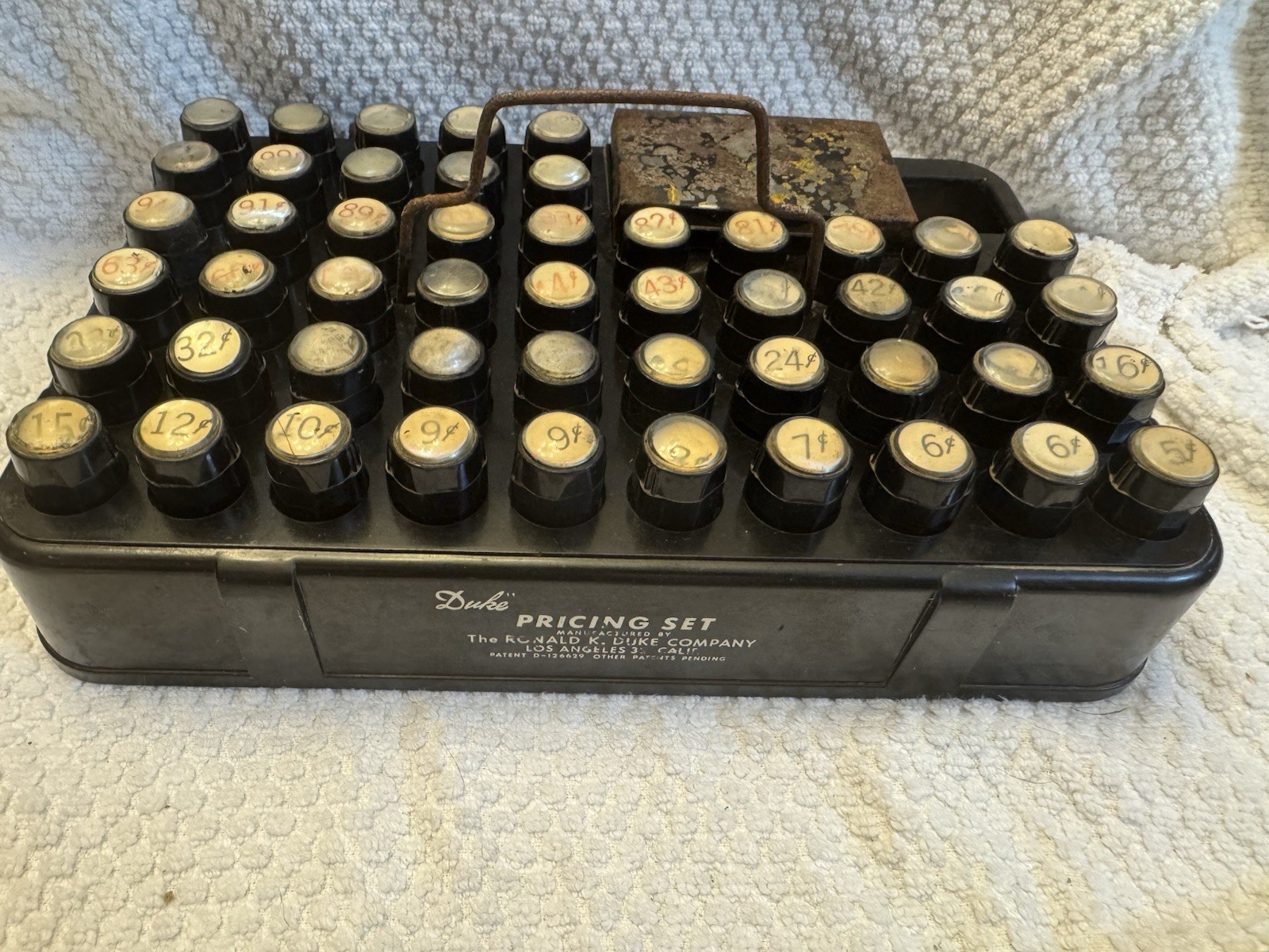 DUKE PRICING SET GROCERY STORE STAMPERS IN METAL TRAY
