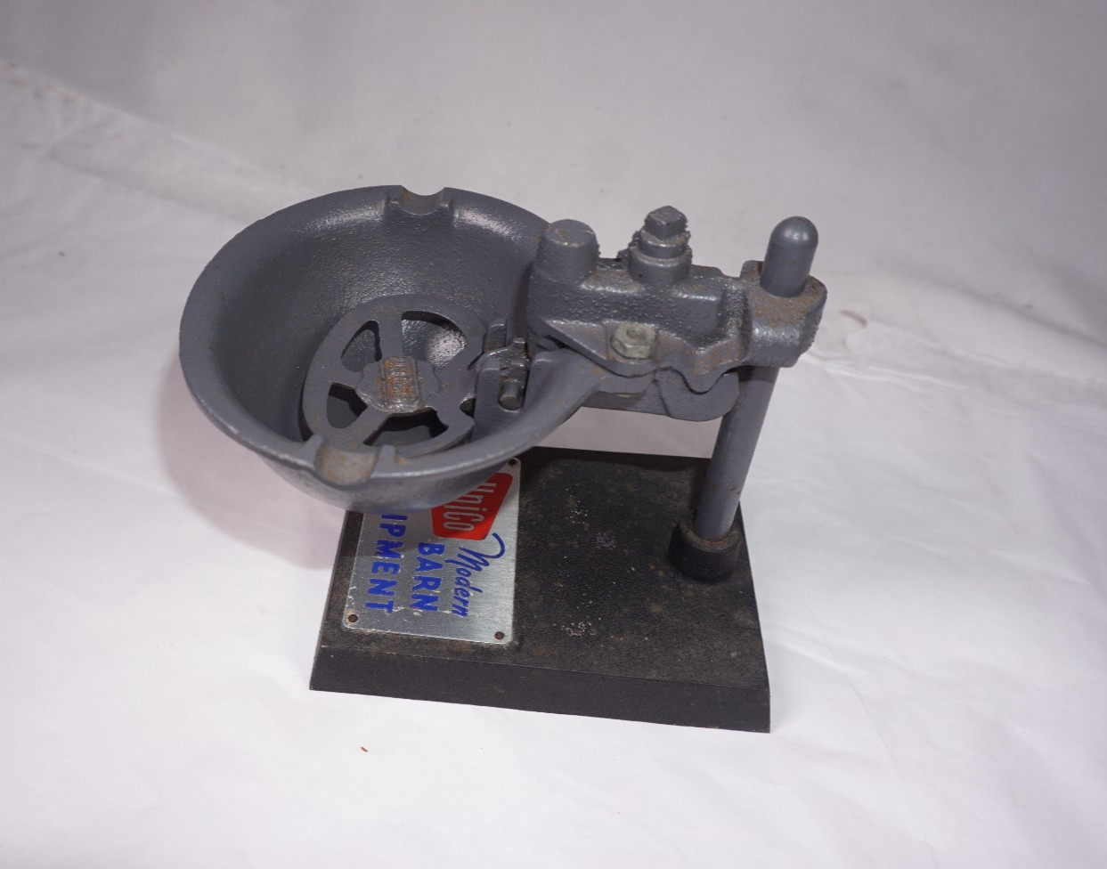 Unico Modern Barn Equipment Salesman Sample Display Cattle Water Dish Ashtray