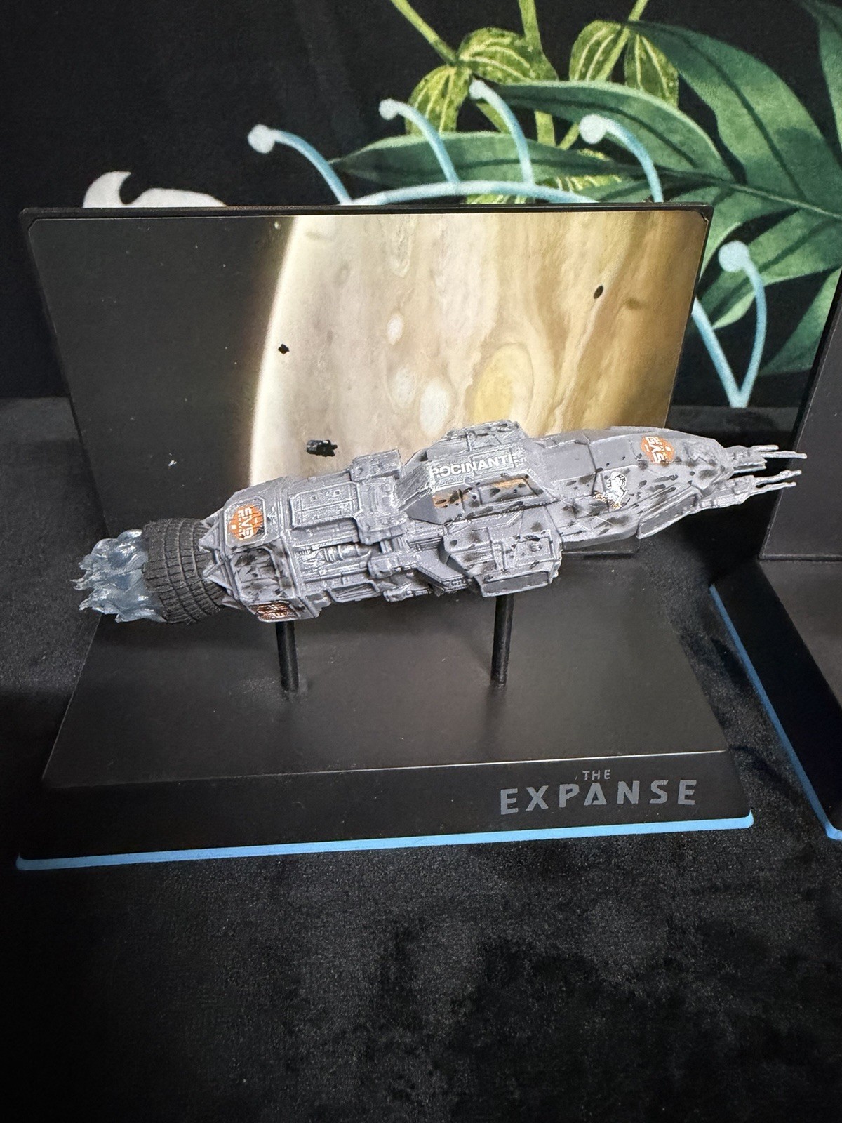 Expanse Rocinante Spaceship Display Model With Stand 2 Pairs