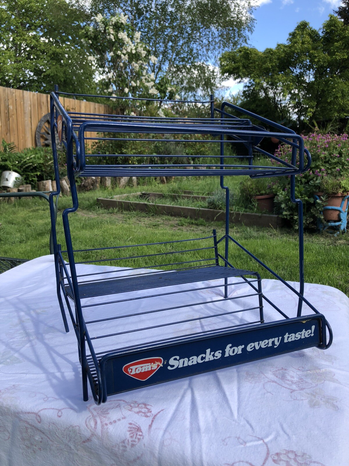 VINTAGE ORIGINAL WIRE “TOM’S” ,,SNACKS FOR EVERY TEST” DISPLAY RACK 17” X 13”