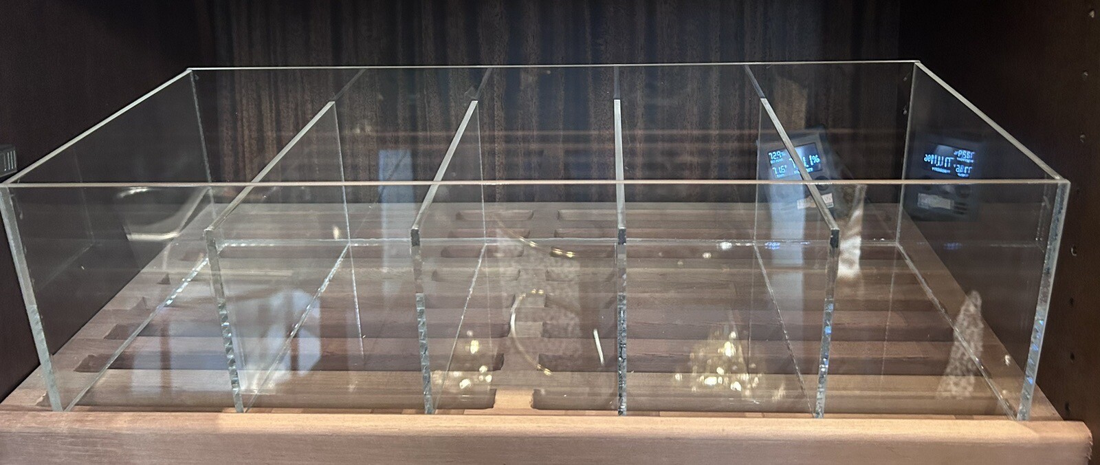Clear Plexiglass display box with 5 compartments – Cigars, Retail Display
