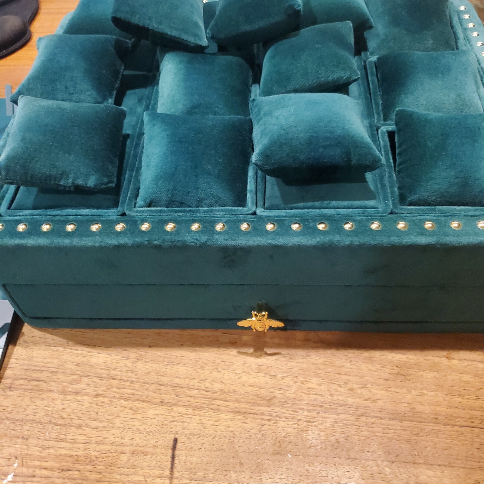 GUCCI – RARE GREEN SUEDE DISPLAY CASE W/ BEE LOGO FOR JEWELRY/WATCHES AUTHENTIC
