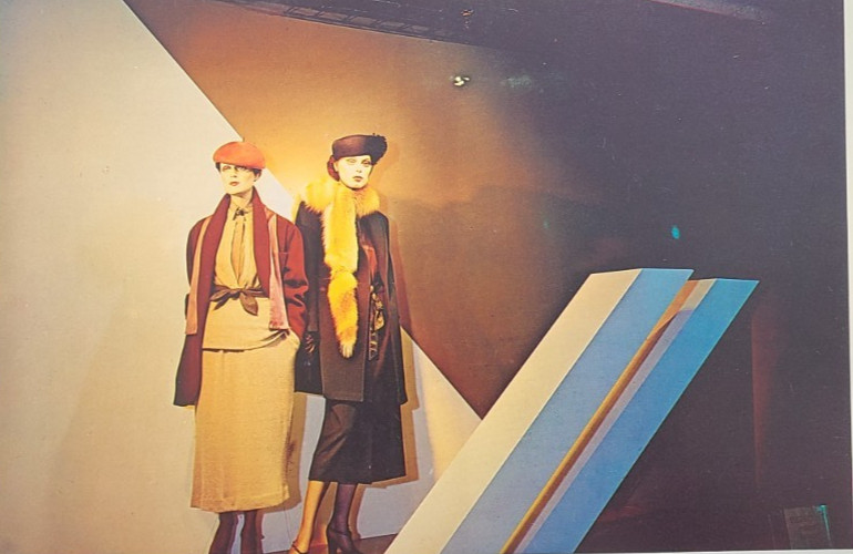 1970s STRAWBRIDGE & CLOTHIER PHILADELPHIA WINDOW DISPLAY PHOTO FASHION’S MESSAGE