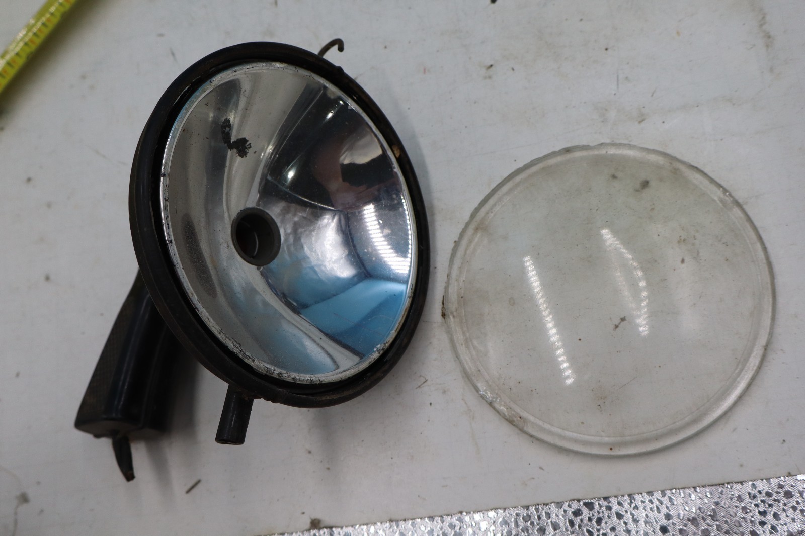 Vintage Model 5M Mobilite. Rough, cracked glass, cut cord. for parts or display