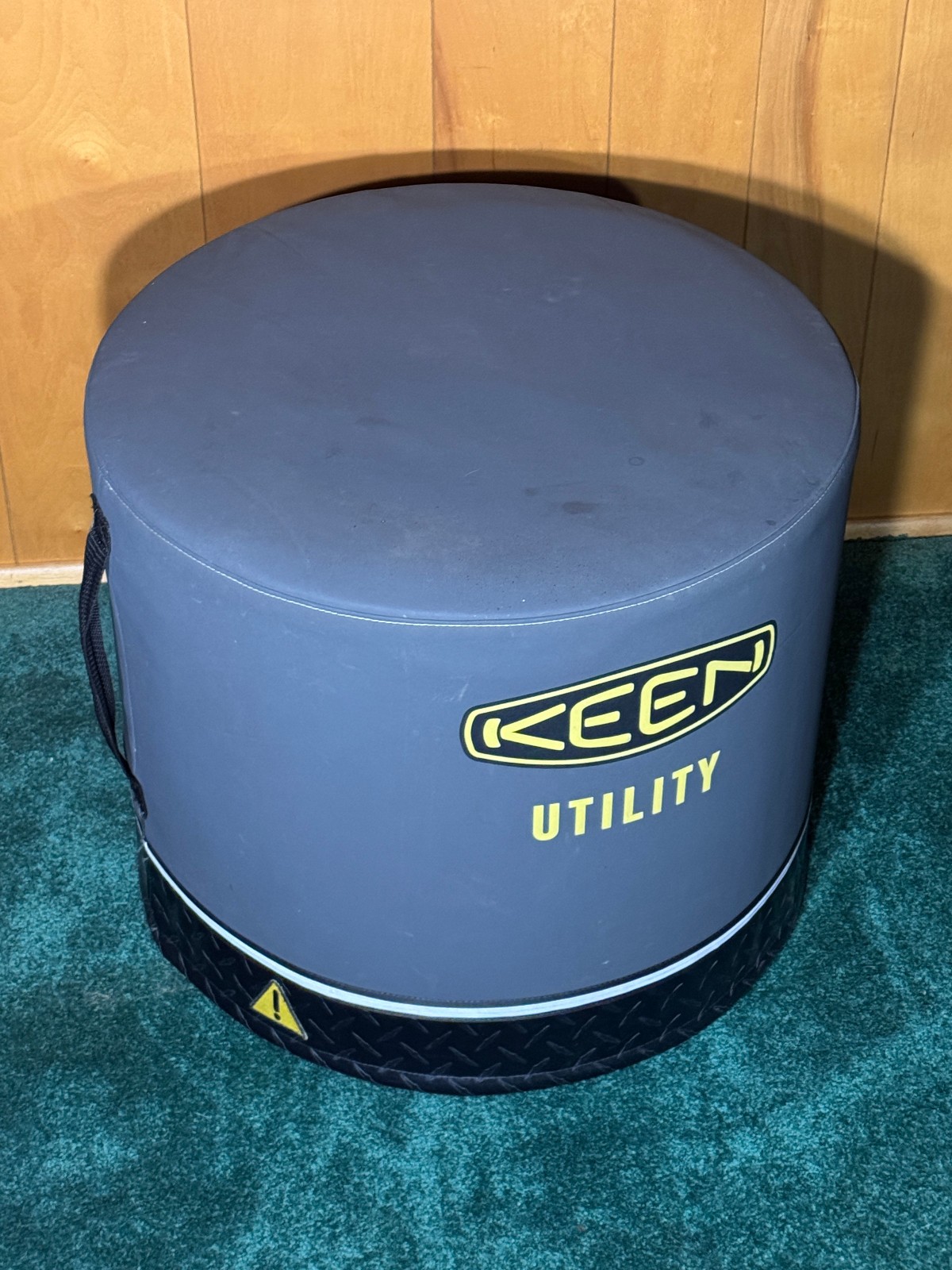 Keen Shoes Advertising Store Display Large Cushion Stool 18.5″x22″ Foam Zipper