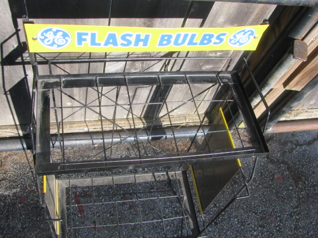  VINTAGE GE FLASH BULBS LARGE ADVERTISING TIN SIGN STORE DISPLAY 37″x19″x14″