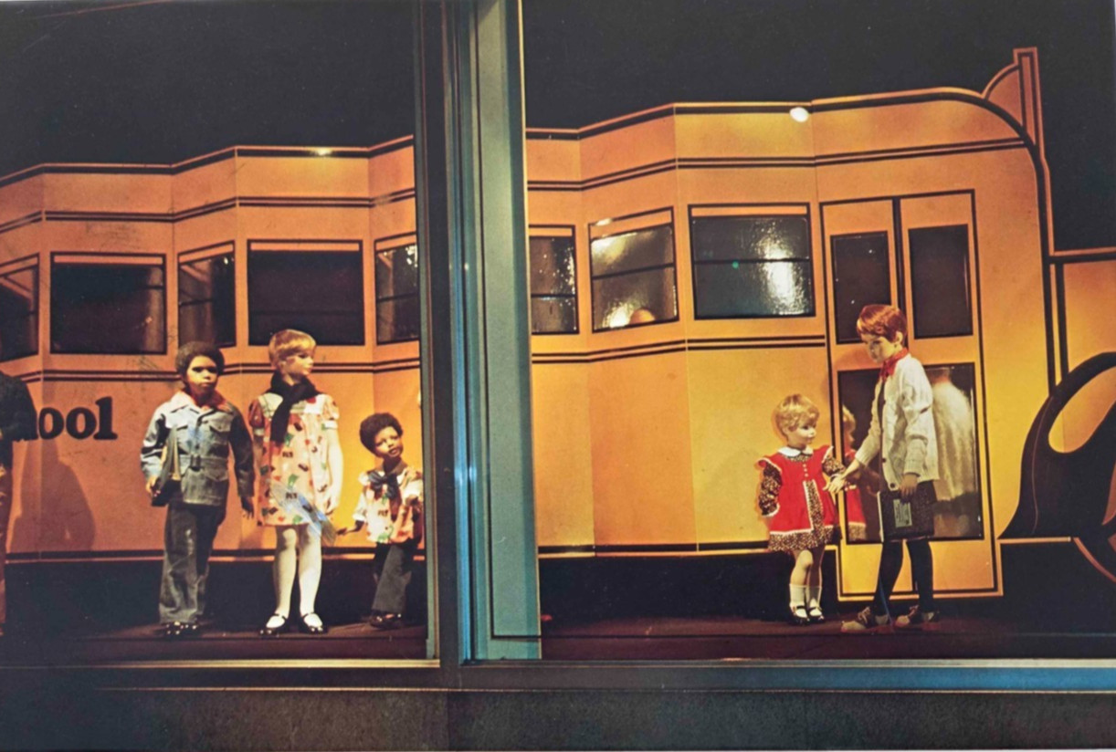 1975 MAYS, NY WINDOW DISPLAY PHOTO PRINT SCHOOL BUS