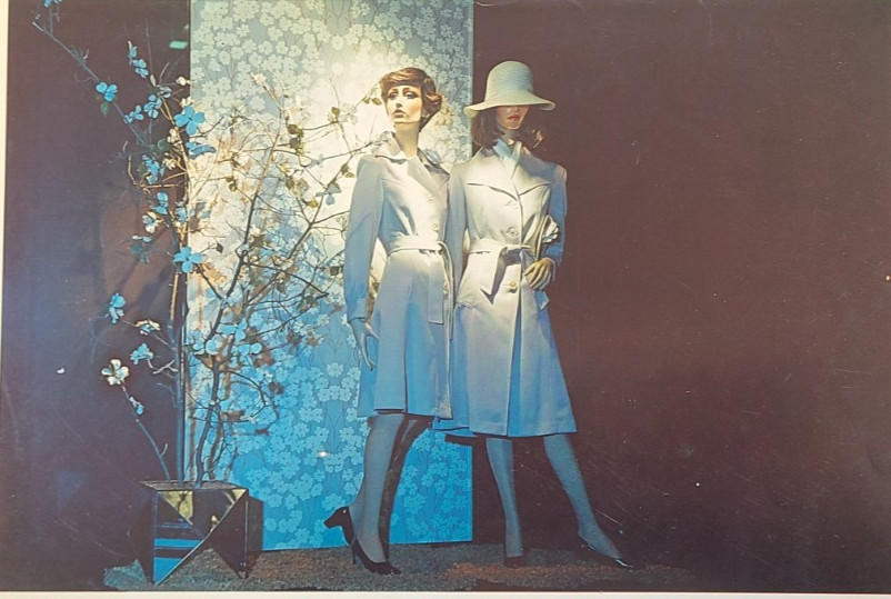 1970s E.J. KORVETTE 5TH AVE., NY WINDOW DISPLAY PHOTO DOGWOOD CONTEMPORARY FLAIR