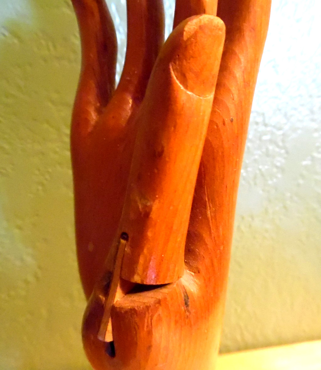 ANTQ EARLY 1900’S HND CRVD WD MANNEQUIN HAND W/JOINTED THUMB GLOVE STORE DISPLAY