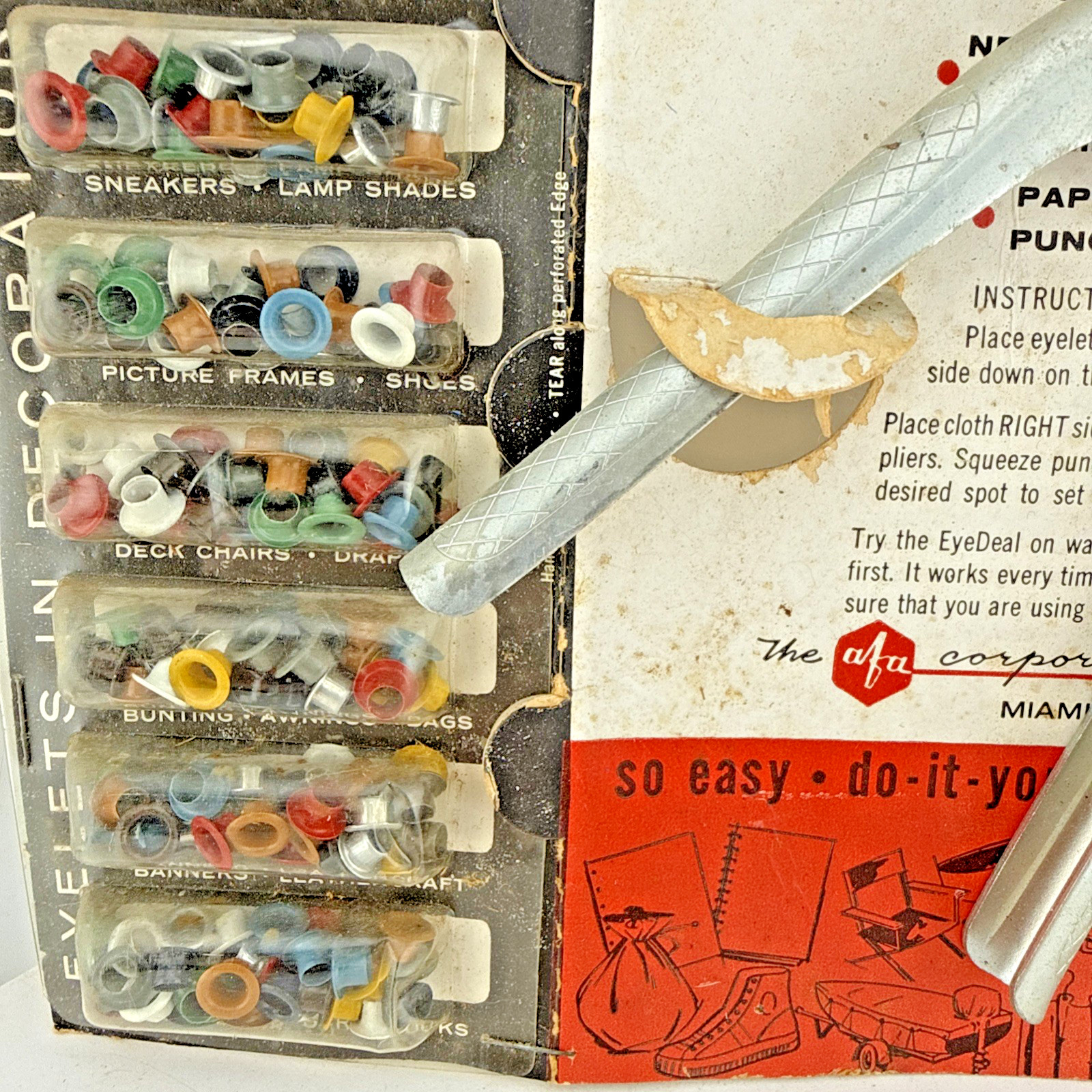 Vintage EyeDeal Eyelet Pliers & Eyelets Decorator Colors Original store Display