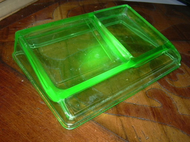1930’s CLARK’S TEABERRY GUM Vasoline Uranium Glass Display Change Stand Green