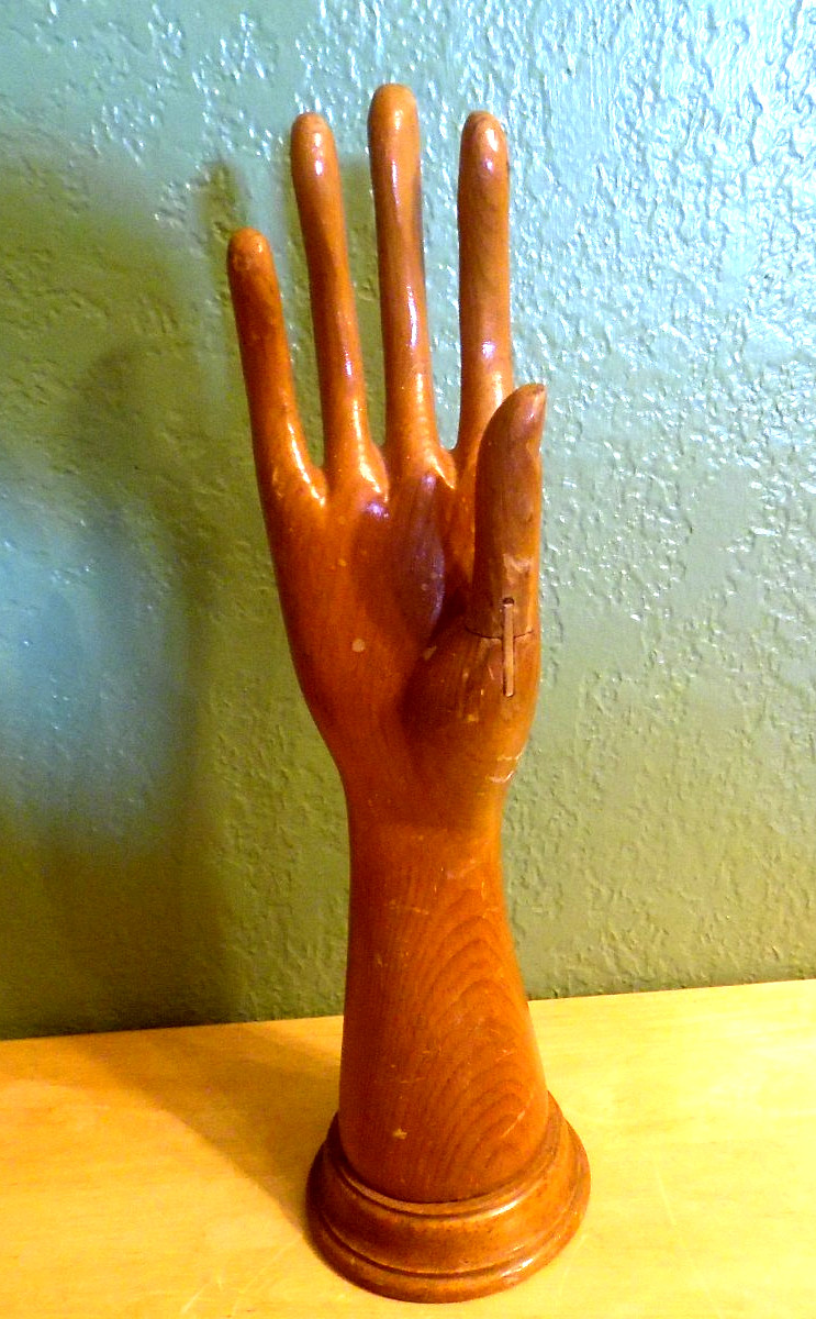 ANTQ EARLY 1900’S HND CRVD WD MANNEQUIN HAND W/JOINTED THUMB GLOVE STORE DISPLAY