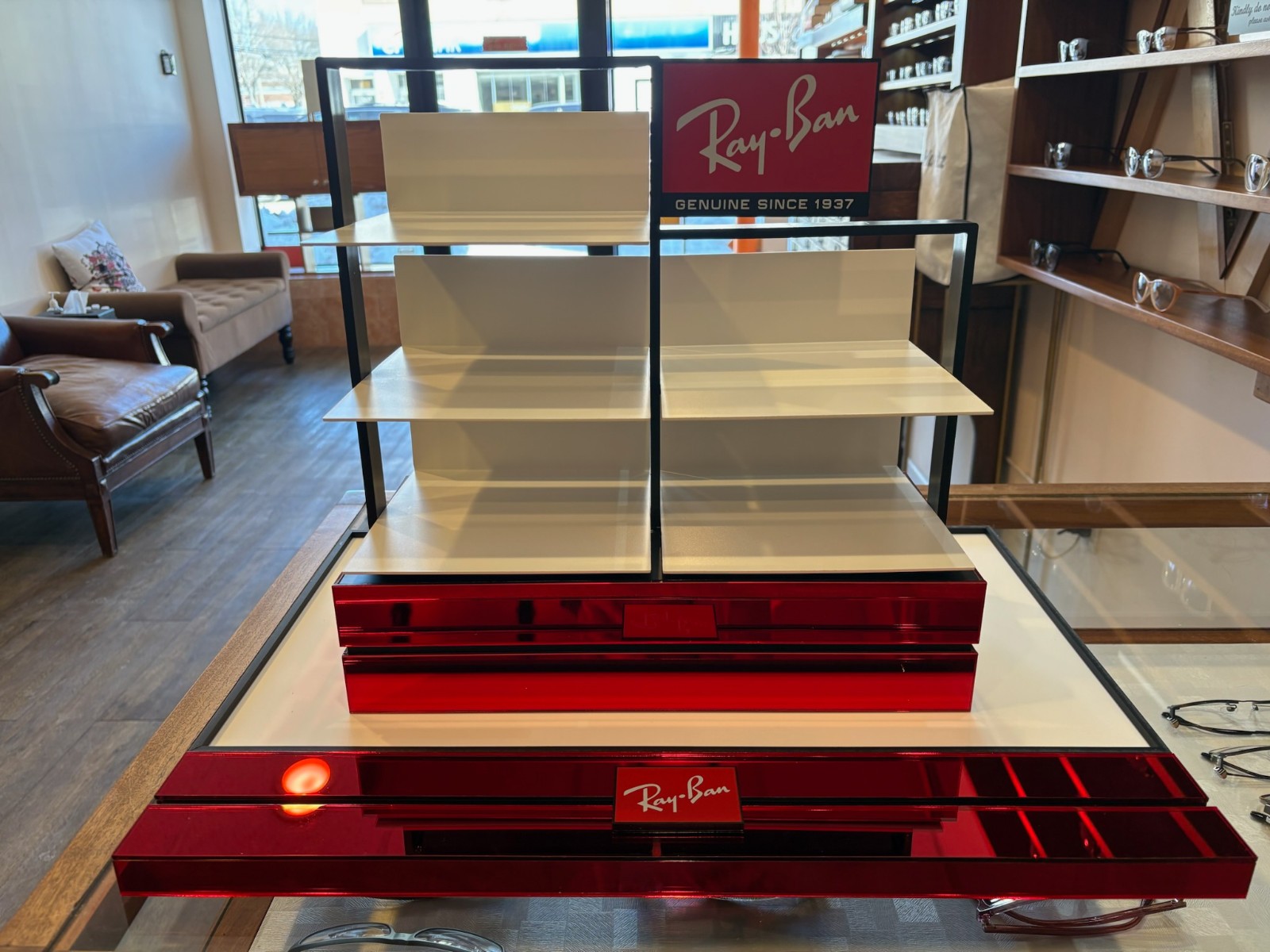 (UNOPENED) RAY-BAN RED BLACK LOGO DISPLAY UNIT IN PLEXIGLASS & METAL