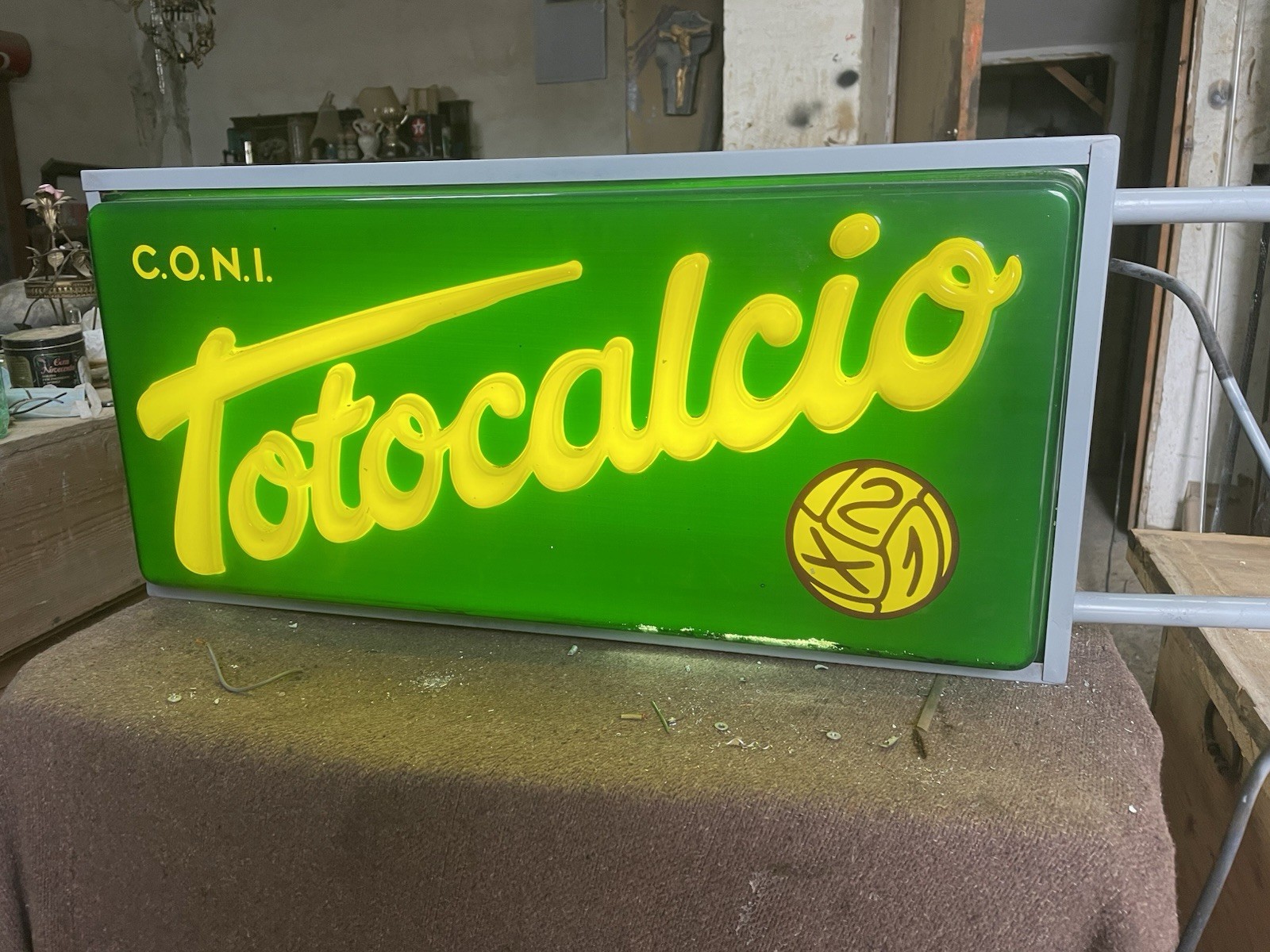 TOTOCAlCIO Two-Sided Light Advertising Sign – With Bracket, Working