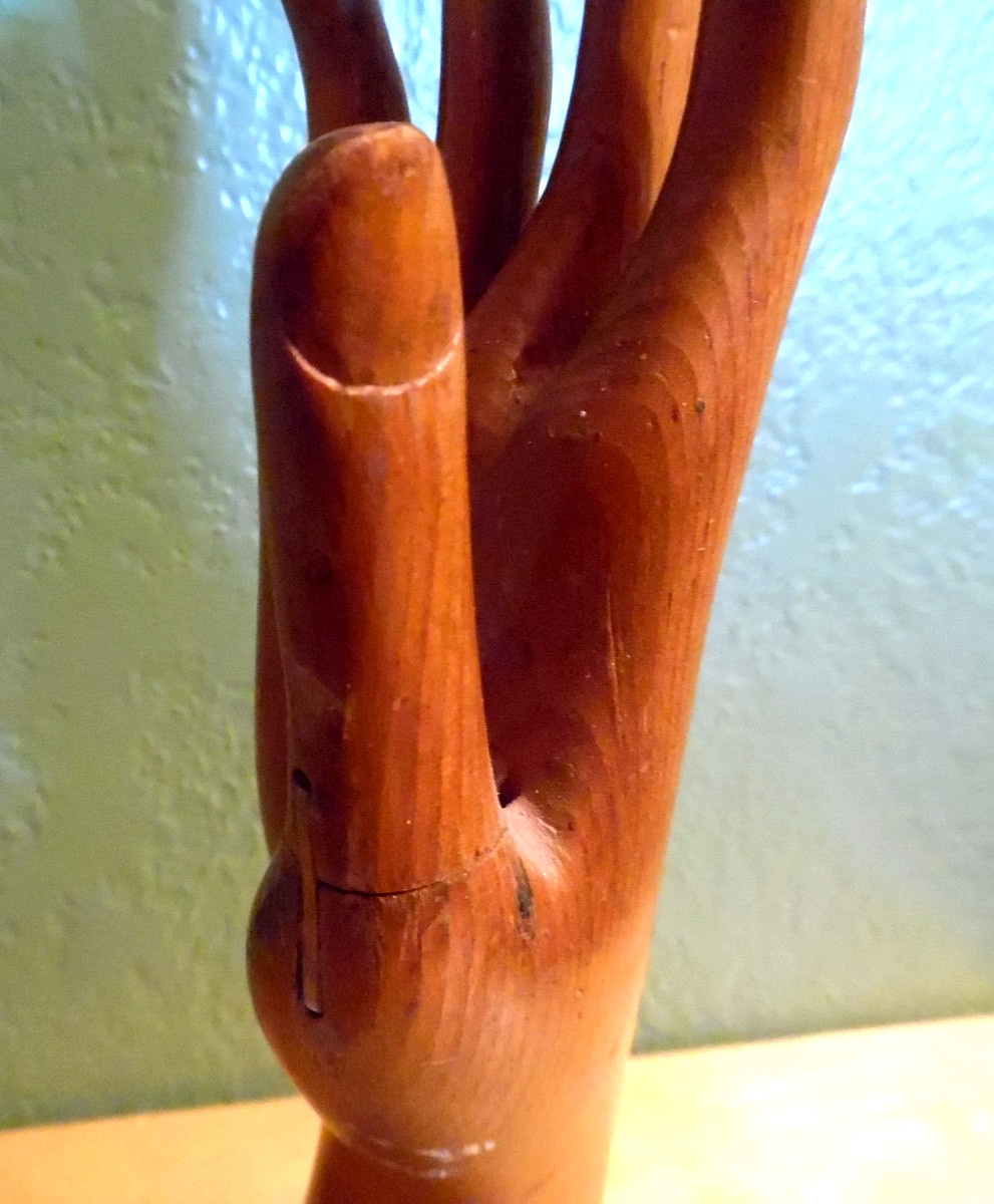 ANTQ EARLY 1900’S HND CRVD WD MANNEQUIN HAND W/JOINTED THUMB GLOVE STORE DISPLAY