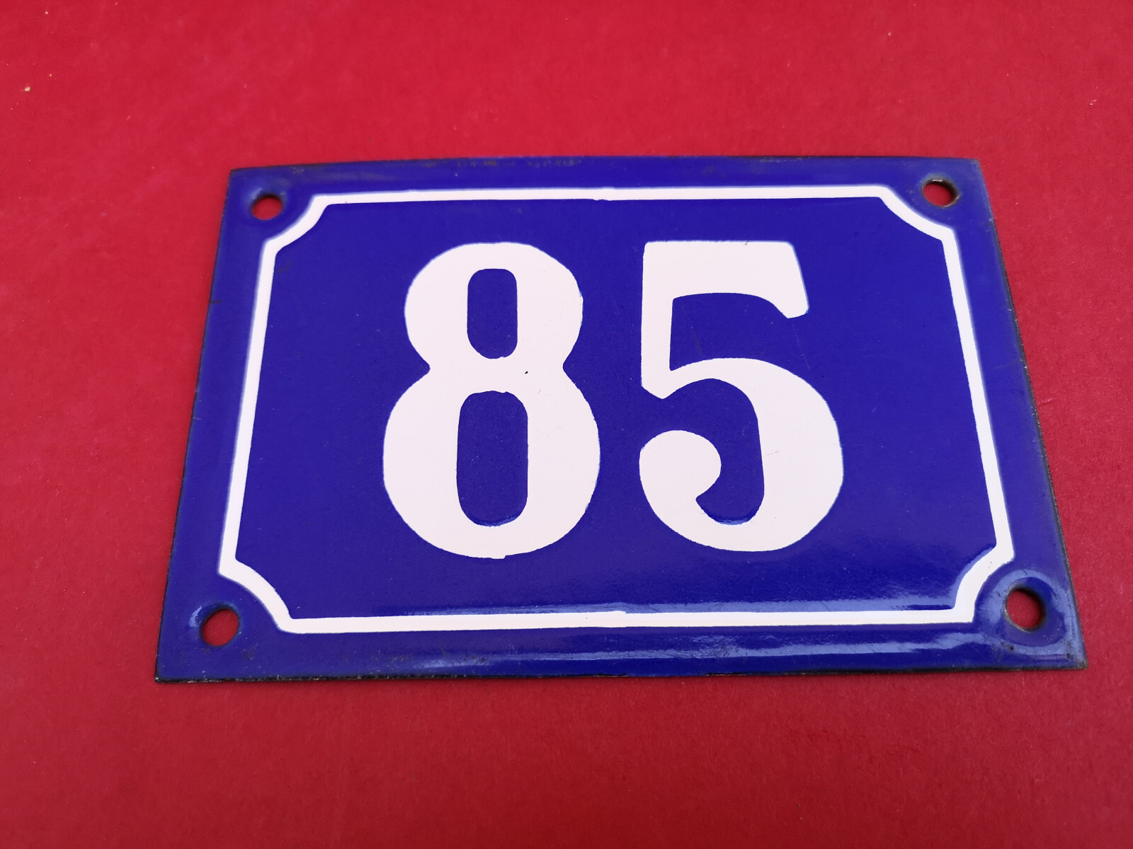 Old enamelled street plaque number 85 new condition never, laid 10×15 cms