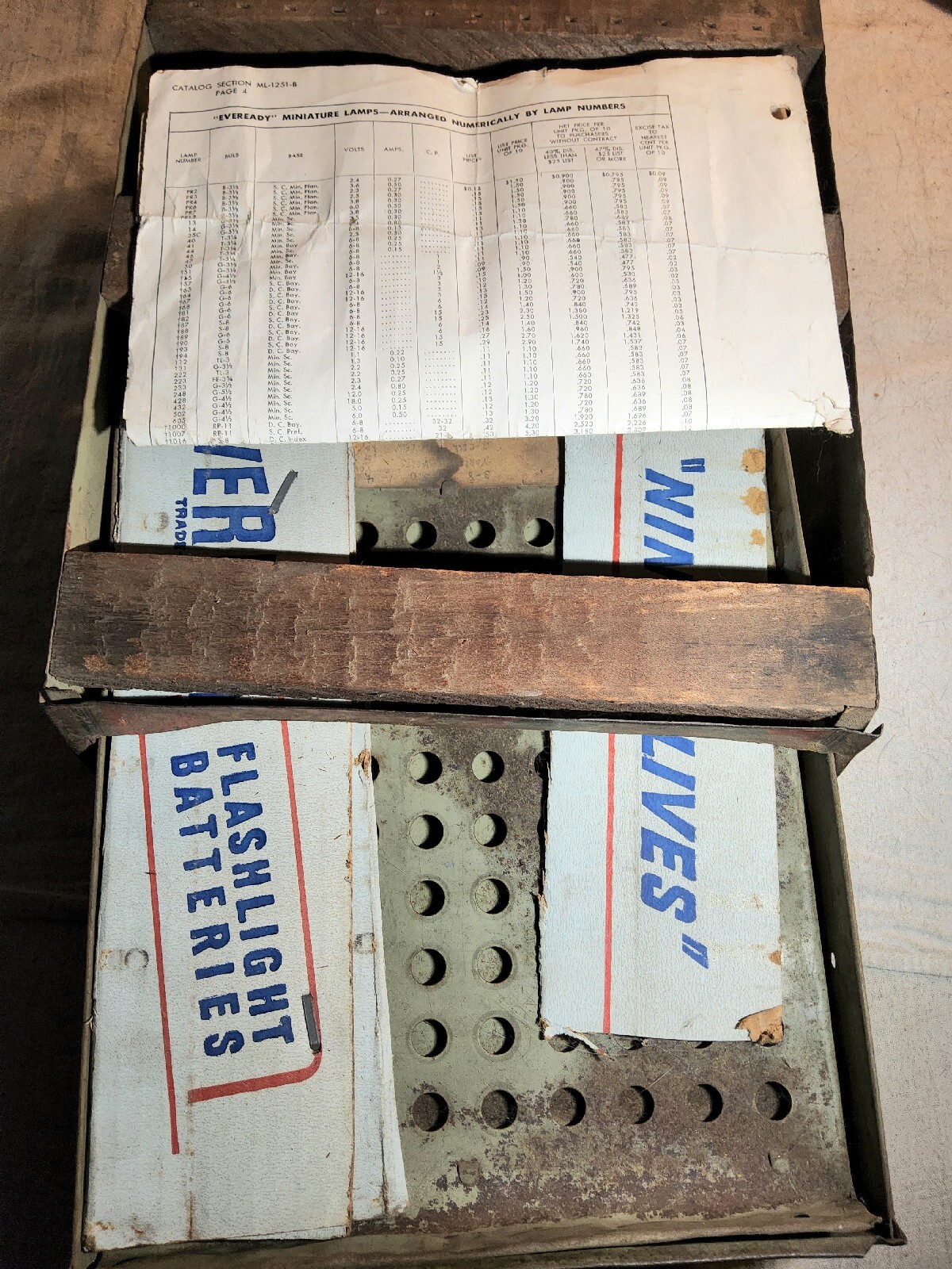 ANTIQUE EVEREADY FLASHLIGHT BATTERIES ADVERTISING METAL STORE DISPLAY RACK BASE