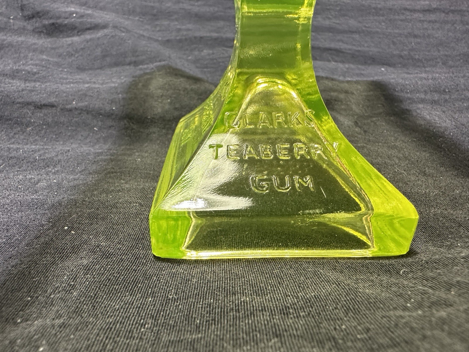Vintage Vaseline/Uranium Clark’s Teaberry Gum Glass Display Tray w/ Original Gum