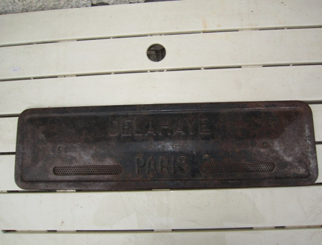 DELAHAY PARIS CAR ACRONYM, PAINTED METAL ENGINE PLATE 1895/1954
